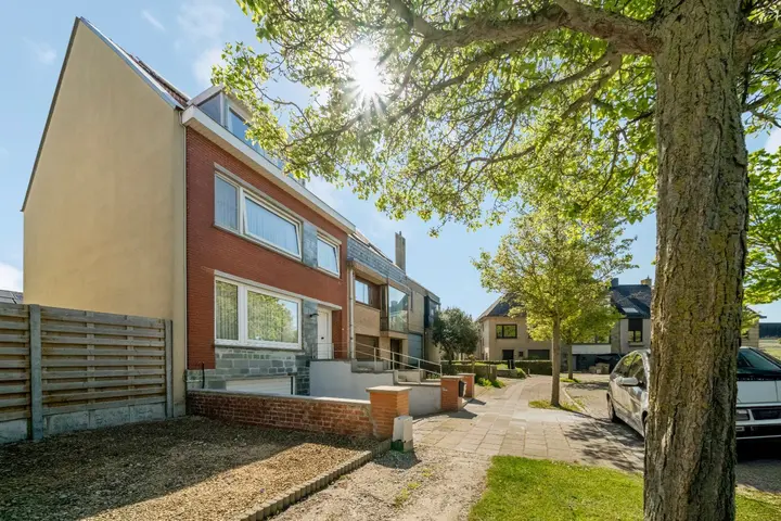 Spacious bel-étage house (living floor above garage)