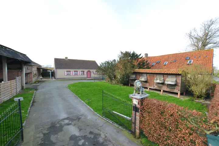 Spacious farmhouse with outbuilding and shed on 3170m²