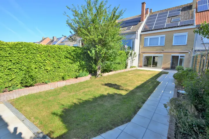 Spacious house with south-facing garden and garage