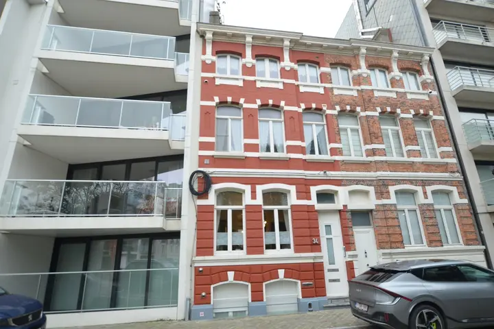 Beautifully located, well-maintained townhouse with garage