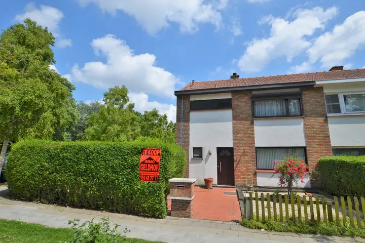 Move-in ready semi-detached house