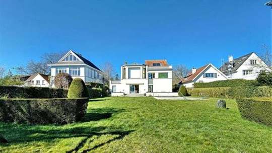 Villa option v.