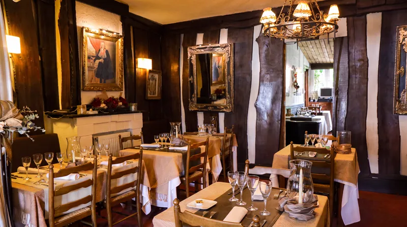La salle à manger, lustre et tableaux
