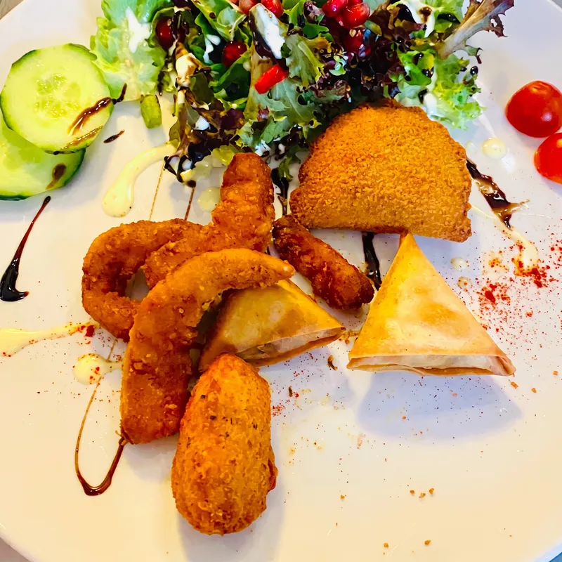 Mixte d'entrées : croquettes de morue, chamuça, calamars