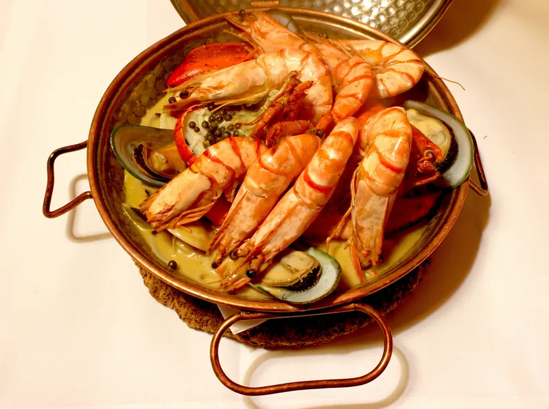 Gambas en paellera de cuivre