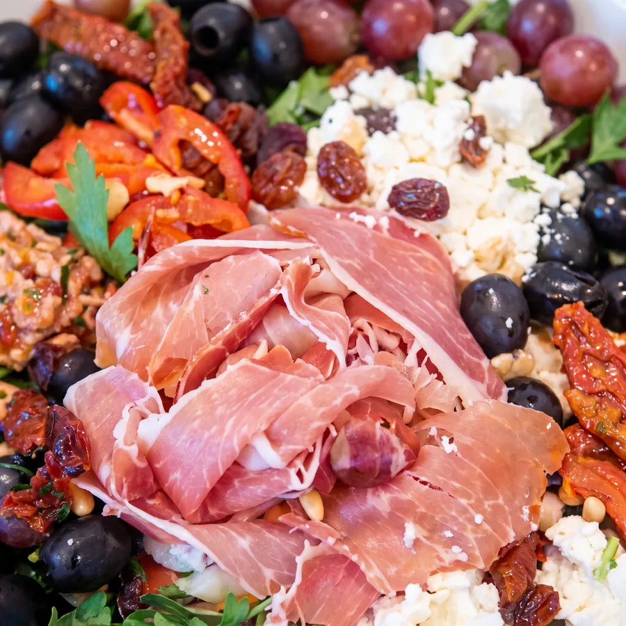 Salade maison : jambon cru, olives, feta, raisins
