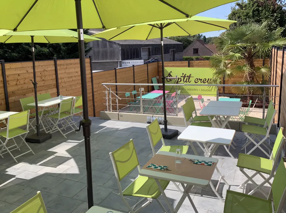 La terrasse avec ses parasols verts