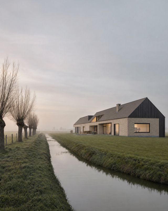 Hedendaagse woning in de polders bij ochtendmist